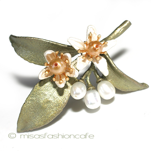 （画像用） マイケルミショーブローチ オレンジの花　真珠