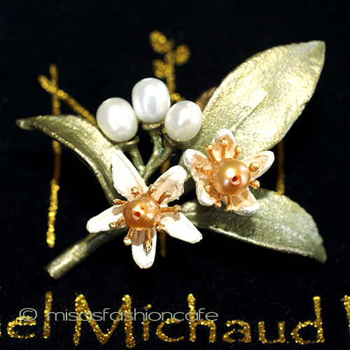 （画像用） マイケルミショーブローチ オレンジの花　真珠