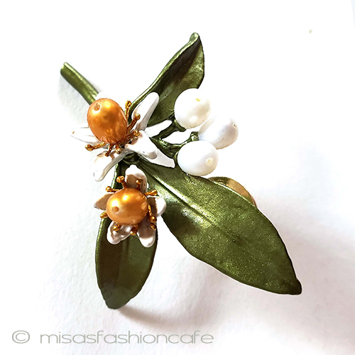 （画像用） 真珠　オレンジの花 ボタニカルブローチ