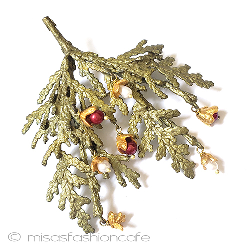 （画像用） マイケルミショー　真珠 ヒノキ・杉　ブローチ