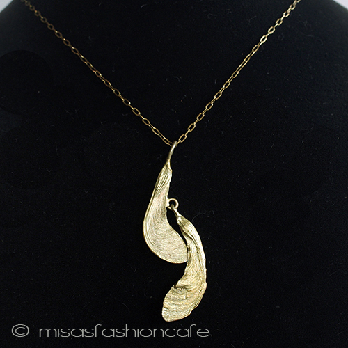 （画像用） マイケルミショー　 揺れるカエデの種　