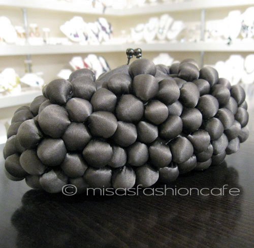 （画像用） SANTI サンティ クラッチ 　シルク・ポンポン