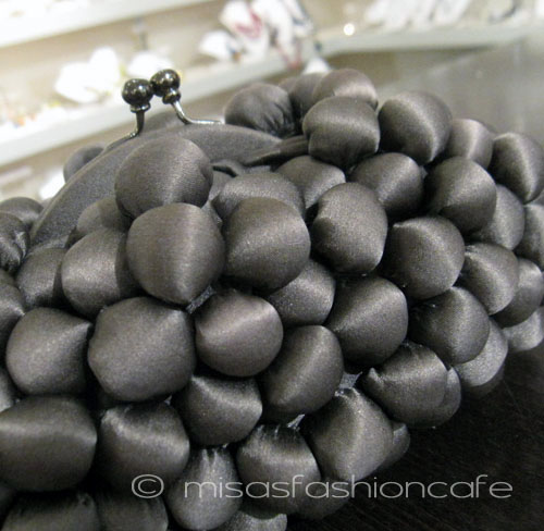 （画像用） SANTI サンティ クラッチ 　シルク・ポンポン