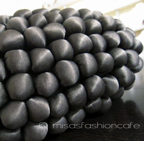 （画像用） SANTI サンティ クラッチ 　シルク・ポンポン