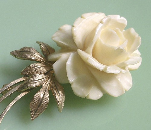 （画像用） 象牙アイボリー　ブローチ