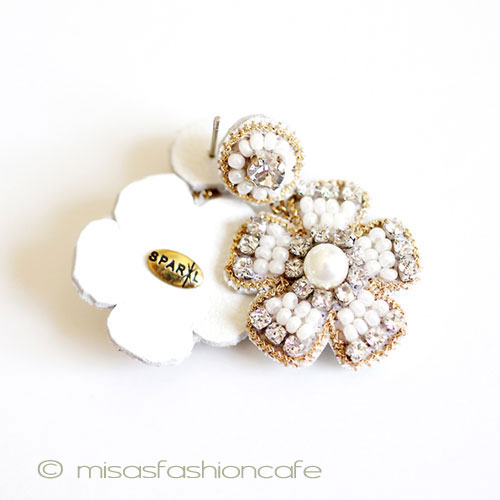 （画像用） ＳＰＡＲＫＬ　ピアス 白いお花ドロップ