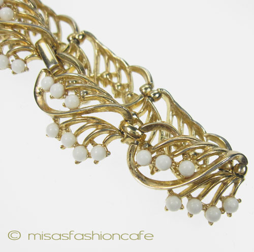 （画像用） クラウントリファリ Trifari 白い花