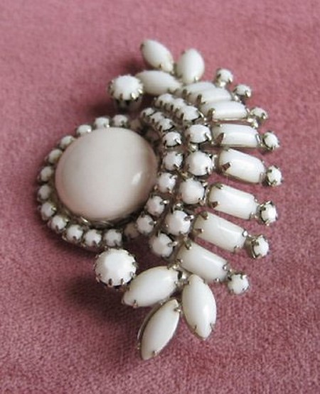 （画像用） ミルクガラス　ブローチ