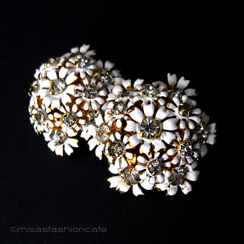 （画像用） Sandor花イヤリング 白いフラワーブーケ