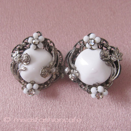 （画像用） Robert刻印イヤリング ミルクガラス・フラワー