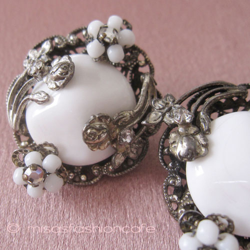 （画像用） Robert刻印イヤリング ミルクガラス・フラワー