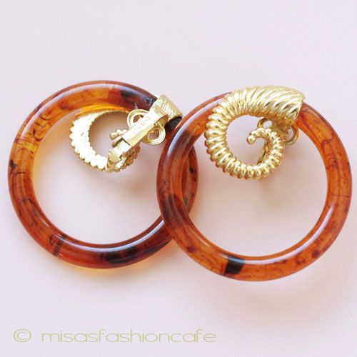 （画像用） クラウンTrifariイヤリング ラム羊・べっ甲柄フープ