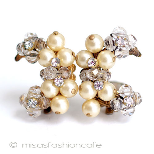 （画像用） 三日月型パールイヤリング