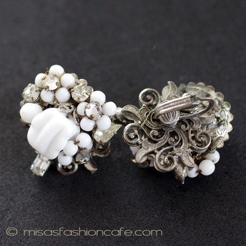 （画像用） Robert刻印イヤリング ミルクガラスのお花