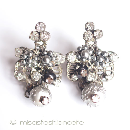 （画像用） Robert刻印イヤリング グレーパールの花