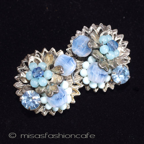 （画像用） Ｒｏｂｅｒｔ　イヤリング ブルーガラスのお花