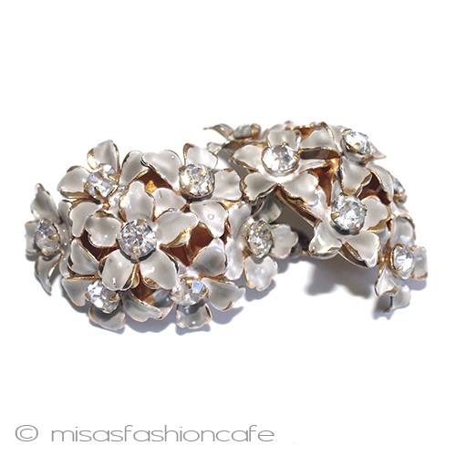 （画像用） ＳＡＮＤＯＲ　イヤリング グレーの花ブーケ