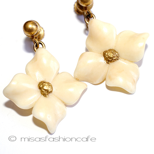 （画像用） 象牙　アイボリーの花 ハナミズキ　イヤリング