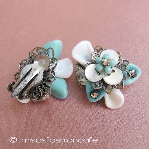 （画像用） Robert　花イヤリング グリーン・ミルクガラス