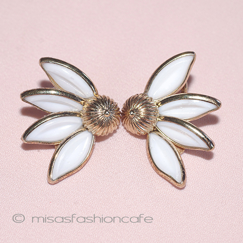 （画像用） Trifari　 トリファリ ガラスの花　イヤリング