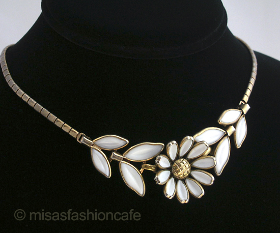 （画像用） Trifari　お花ネックレス