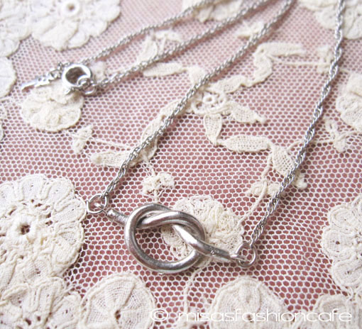 （画像用） クラウン トリファリ Loveノット ネックレス