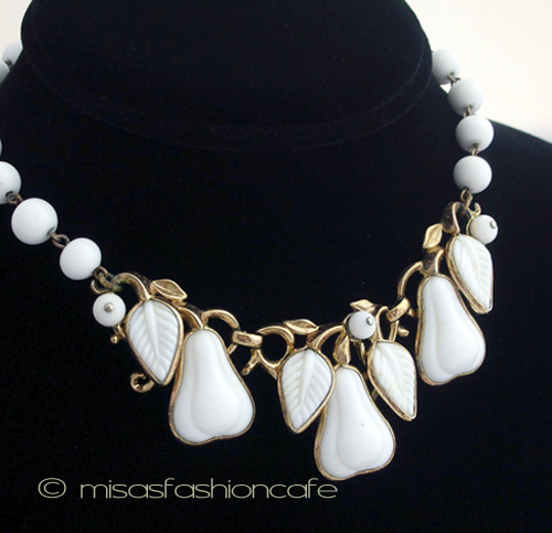 （画像用） Trifari　トリファリ ミルクガラス洋梨ネックレス