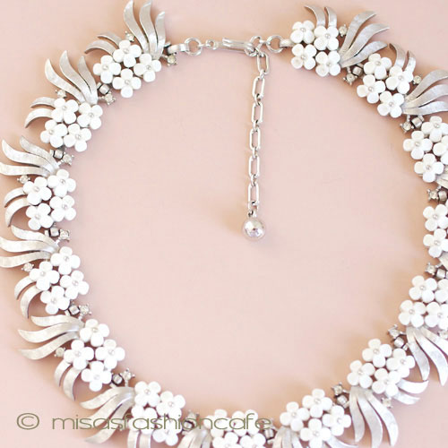 （画像用） Trifari トリファリ 白い小花 ネックレス