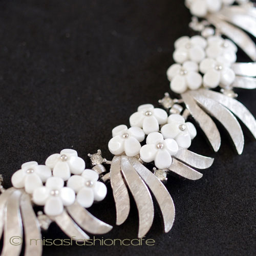 （画像用） Trifari トリファリ 白い小花 ネックレス