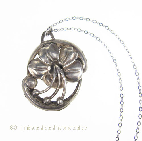 （画像用） Sterling 銀製 Lang刻印　 ユリの花ネックレス