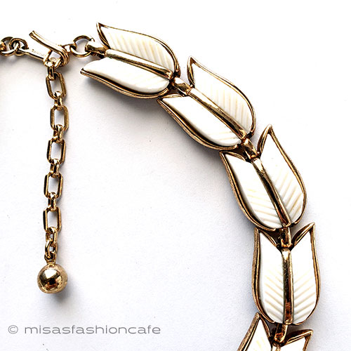 （画像用） Trifari　 トリファリ 白い羽ネックレス