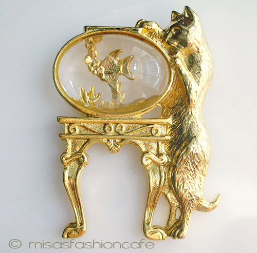 （画像用） 猫ねこ 金魚鉢　ブローチ