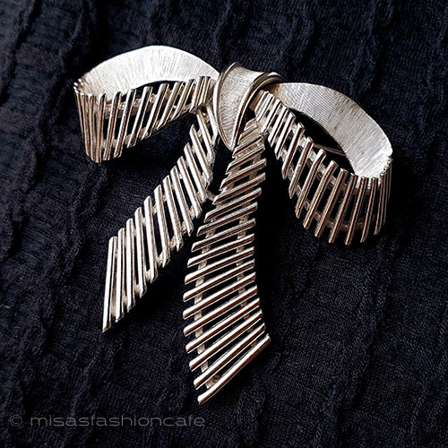 （画像用） Trifari　 トリファリ 銀リボン　ブローチ