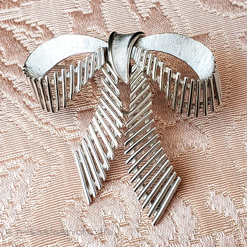 （画像用） Trifari　 トリファリ 銀リボン　ブローチ