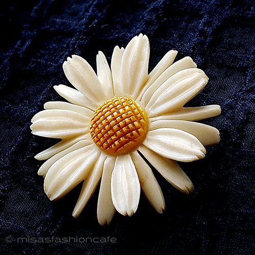 （画像用） デイジーの花ブローチ 本象牙　アイボリー