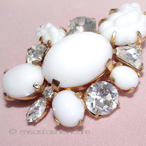 （画像用） ＭＡＲＶＥＬＬＡブローチ ミルクガラスクリスタル