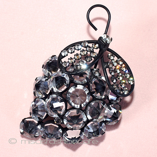 （画像用） クリスタル葡萄ブローチ