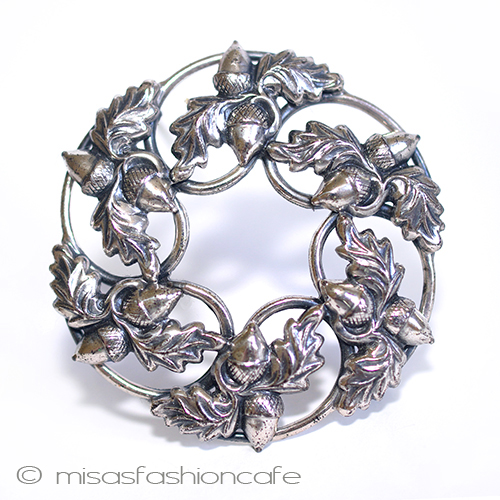 （画像用） スターリング銀製ブローチ 団栗ドングリのリース　