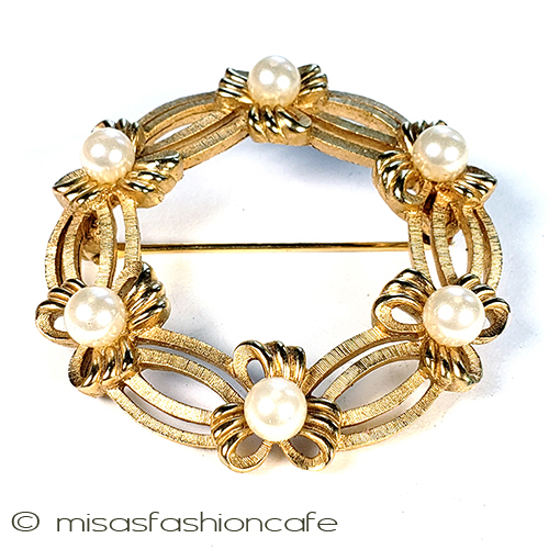 （画像用） Trifariトリファリブローチ パールのリボンリース