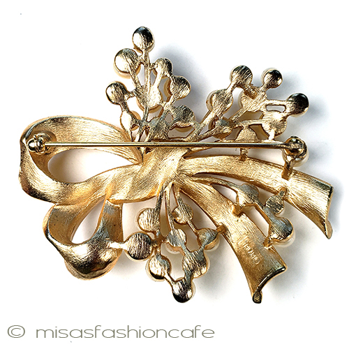 （画像用） Trifariトリファリブローチ パールりぼんブーケ　