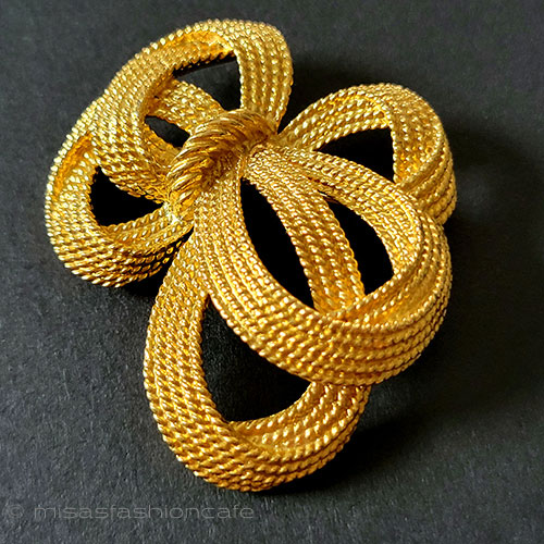 （画像用） Trifari　 トリファリ 金リボン　ブローチ