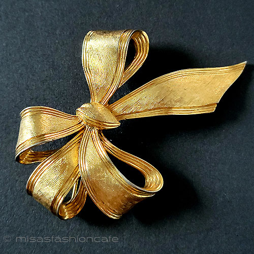 （画像用） Trifari　 トリファリ 金リボン　ブローチ