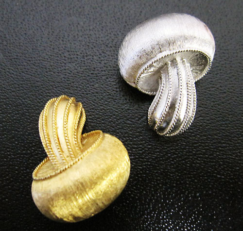 （画像用） クラウンTrifari　 きのこ ブローチ2個セット