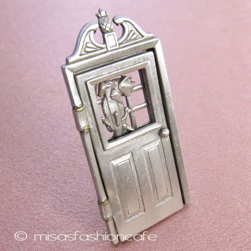 （画像用） 開くドア仕掛けブローチ 猫ネコと犬イヌ　