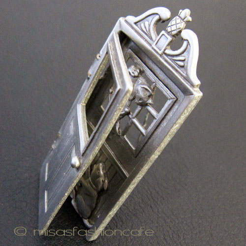 （画像用） 開くドア仕掛けブローチ 猫ネコと犬イヌ　