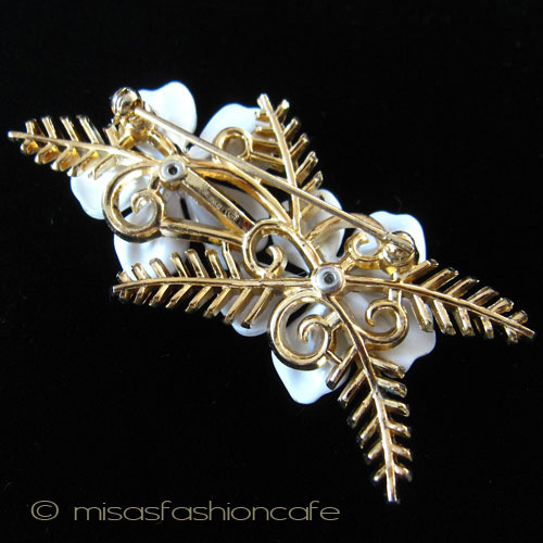 （画像用） Ｔｒｉｆａｒｉ　 トリファリ 白花ブーケ　 ブローチ