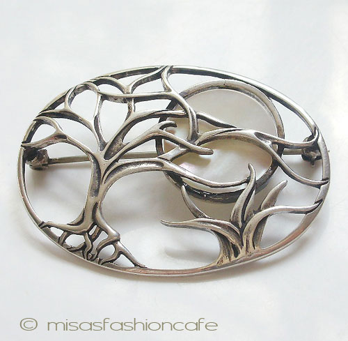 （画像用） マザーオブパールの満月 銀製　夜の森ブローチ