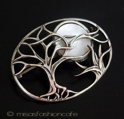 （画像用） マザーオブパールの満月 銀製　夜の森ブローチ