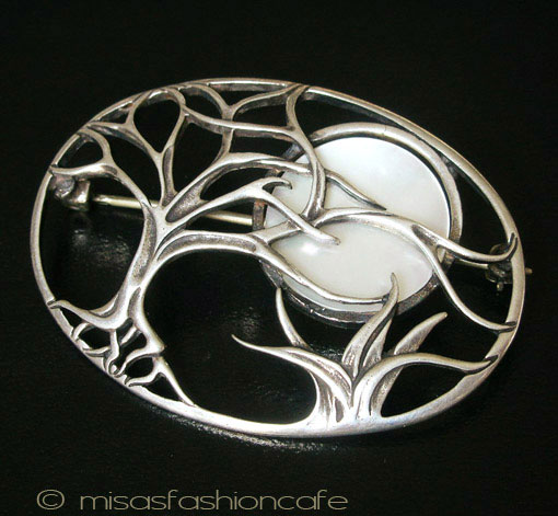 （画像用） マザーオブパールの満月 銀製　夜の森ブローチ