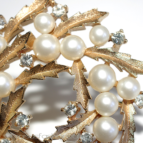 （画像用） Ｔｒｉｆａｒｉ　 トリファリ ヒイラギリース　ブローチ